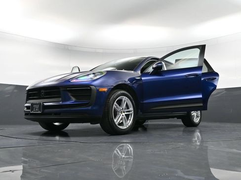 Certified 2025 Porsche Macan image 39