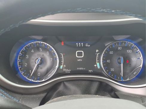 Used 2021 Chrysler Pacifica Touring-L w/ Uconnect Theater Family Group FWD image 13