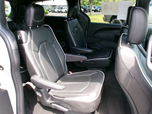 Certified 2025 Chrysler Pacifica Limited FWD image 9