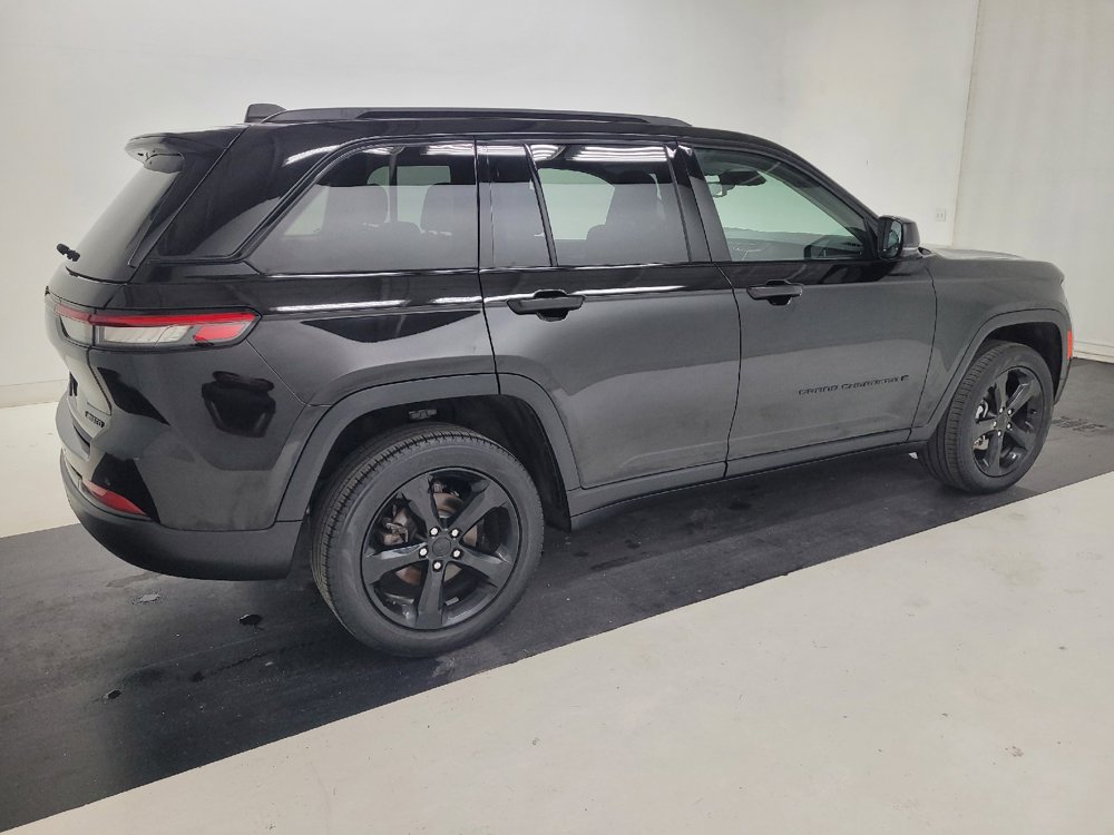 Used 2023 Jeep Grand Cherokee Limited w/ Black Appearance Package AWD/4WD image 10