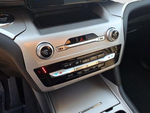 Used 2022 Ford Explorer XLT image 22