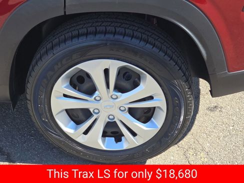 Used 2024 Chevrolet Trax LS FWD image 39