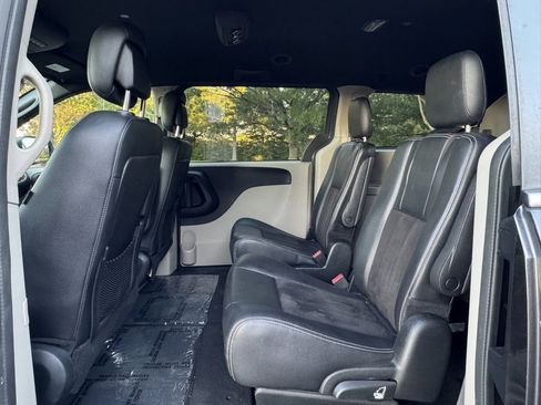 Used 2020 Dodge Grand Caravan SXT image 17