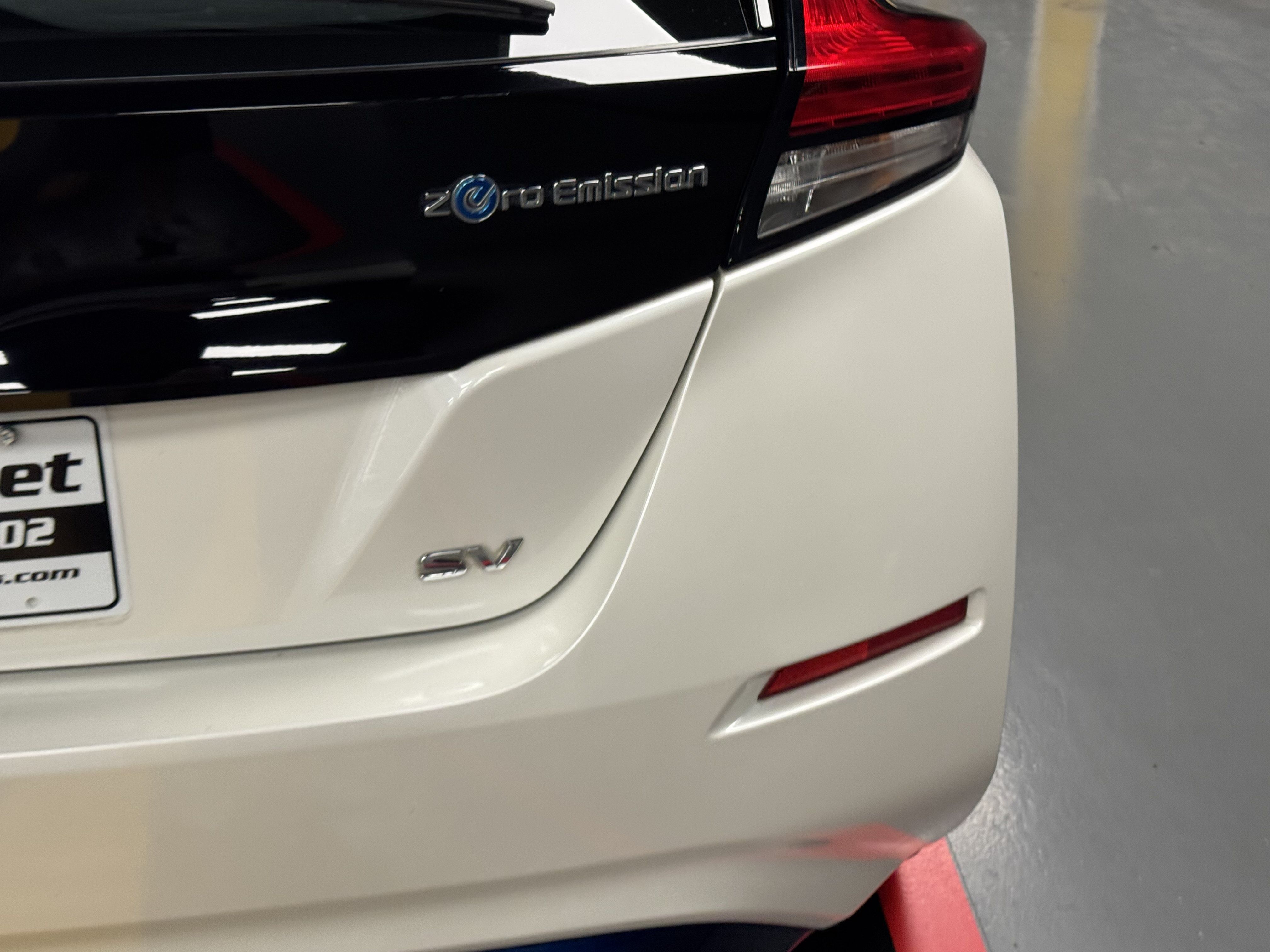 Used 2018 Nissan Leaf SV w/ SV Technology Package FWD image 6