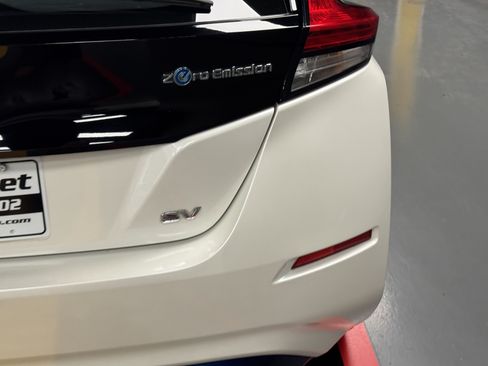 Used 2018 Nissan Leaf SV w/ SV Technology Package FWD image 6