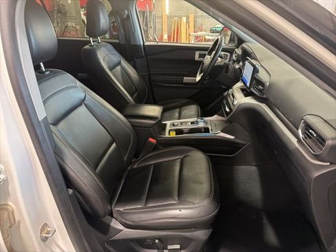 Used 2022 Ford Explorer XLT w/ Equipment Group 202A AWD/4WD image 16