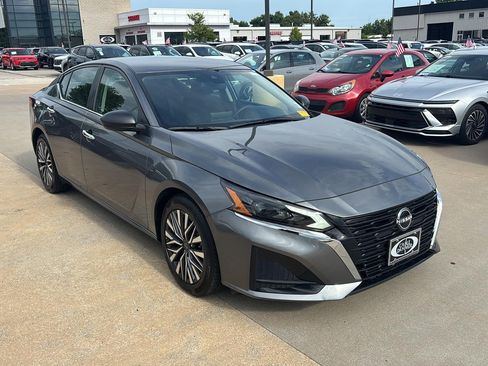 Used 2025 Nissan Altima 2.5 SV FWD image 1
