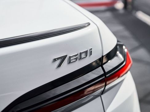 Used 2025 BMW 760i xDrive w/ Premium Package image 11