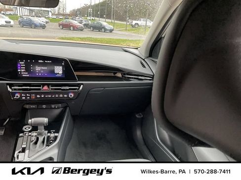 Certified 2023 Kia Niro EX FWD image 17