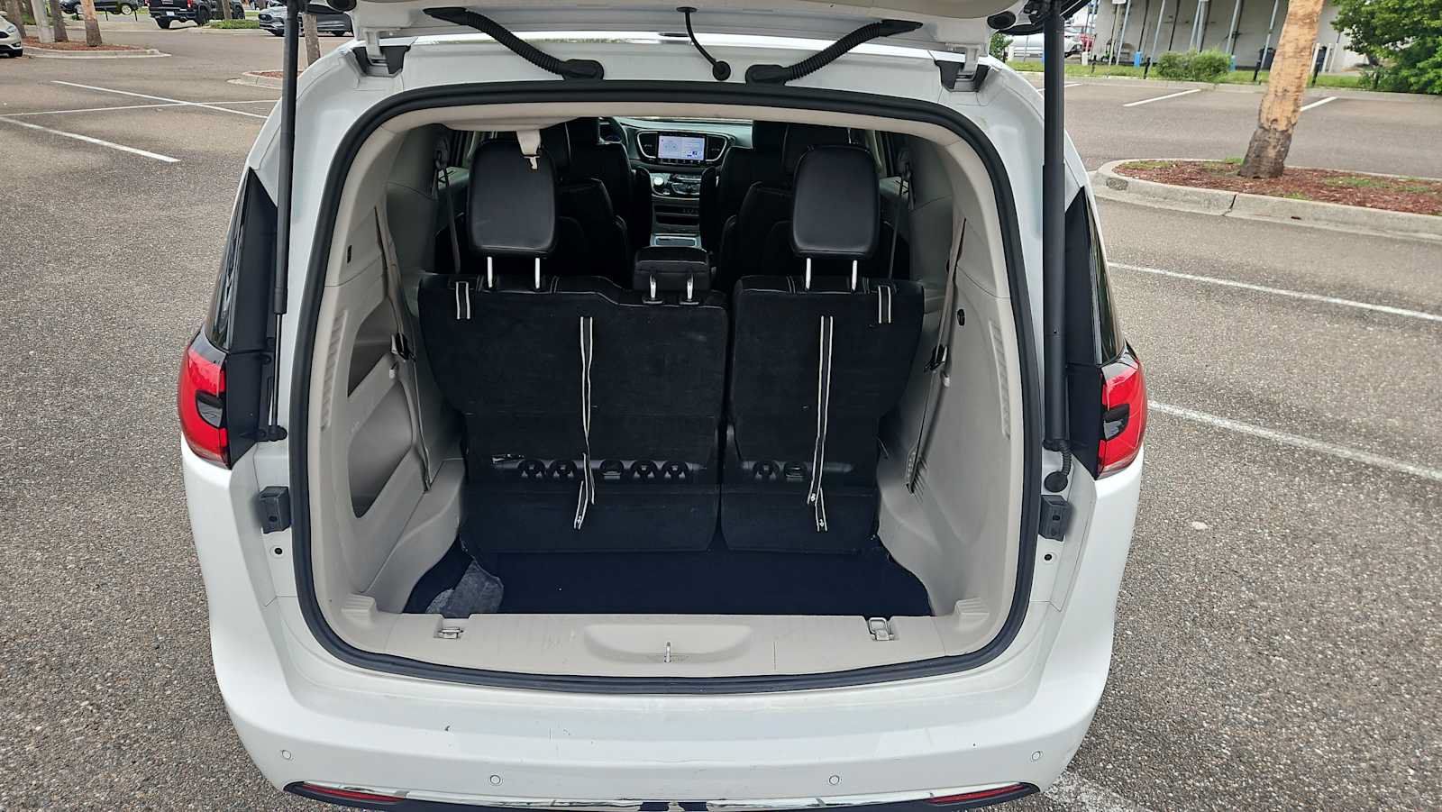 Used 2023 Chrysler Pacifica Touring-L FWD image 20