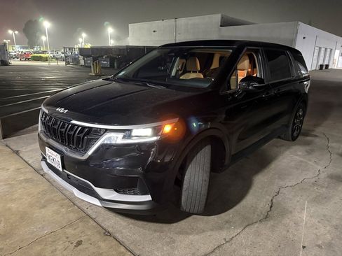 Used 2024 Kia Carnival EX image 3