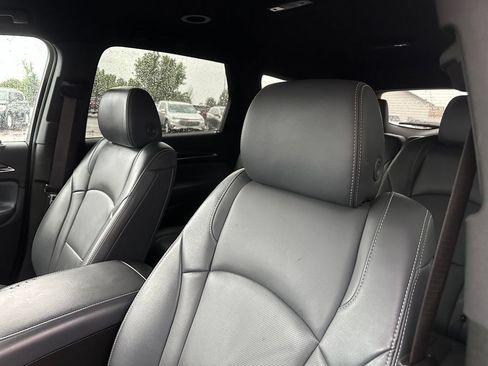 Used 2024 Buick Enclave Premium AWD/4WD image 3