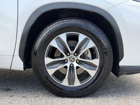 Used 2022 Toyota Highlander XLE FWD image 13