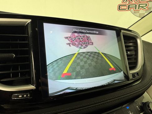 Used 2024 Chrysler Pacifica Touring-L AWD/4WD image 18