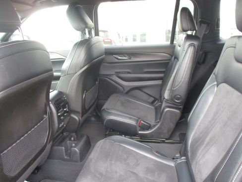 Used 2024 Jeep Grand Cherokee L Laredo image 15