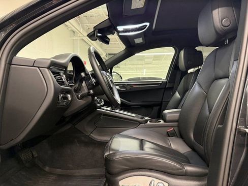 Certified 2025 Porsche Macan image 5