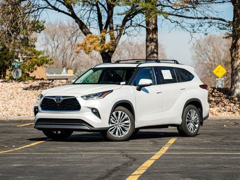 Used 2022 Toyota Highlander Platinum image 1