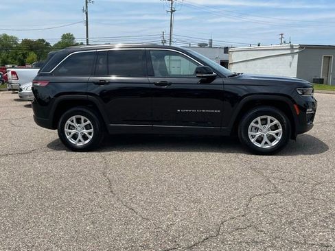 Used 2023 Jeep Grand Cherokee Limited w/ Luxury Tech Group II AWD/4WD image 6