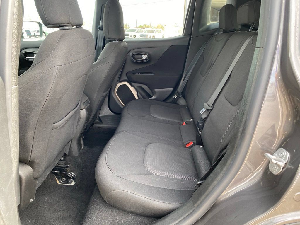 Used 2017 Jeep Renegade Latitude FWD image 19