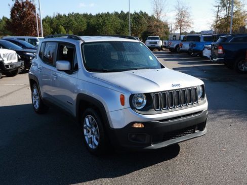 Used 2017 Jeep Renegade Latitude image 3