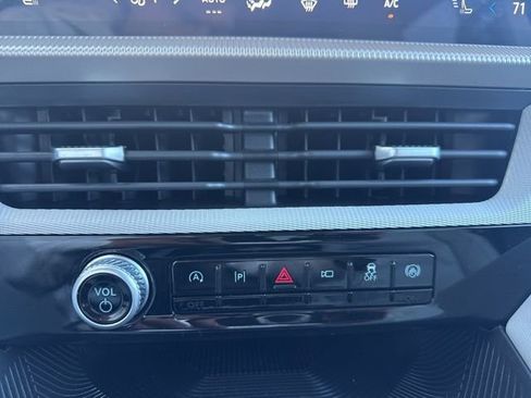 Used 2025 Ford Explorer Active w/ Active Comfort Package image 17