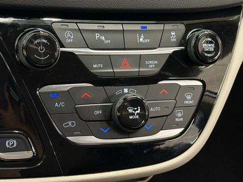 Used 2024 Chrysler Pacifica Touring-L FWD image 30