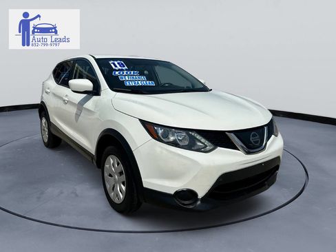 Used 2019 Nissan Rogue Sport S image 2