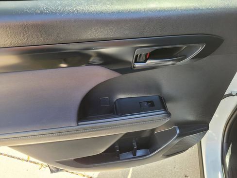 Used 2023 Toyota Highlander LE image 16