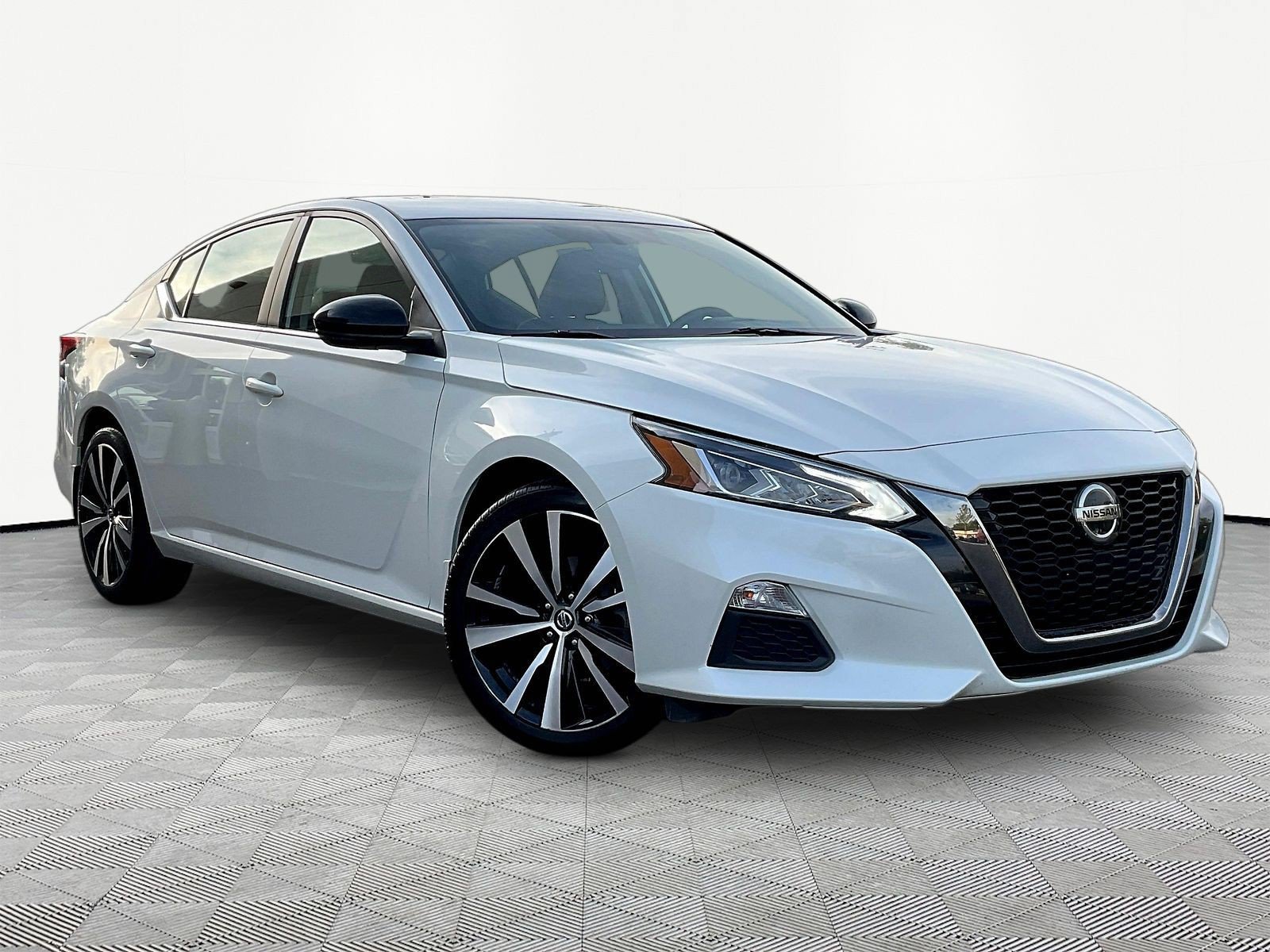 Used 2019 Nissan Altima 2.5 SR w/ SR Premium Package AWD/4WD image 3