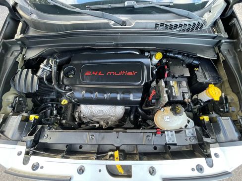 Used 2015 Jeep Renegade Limited image 38