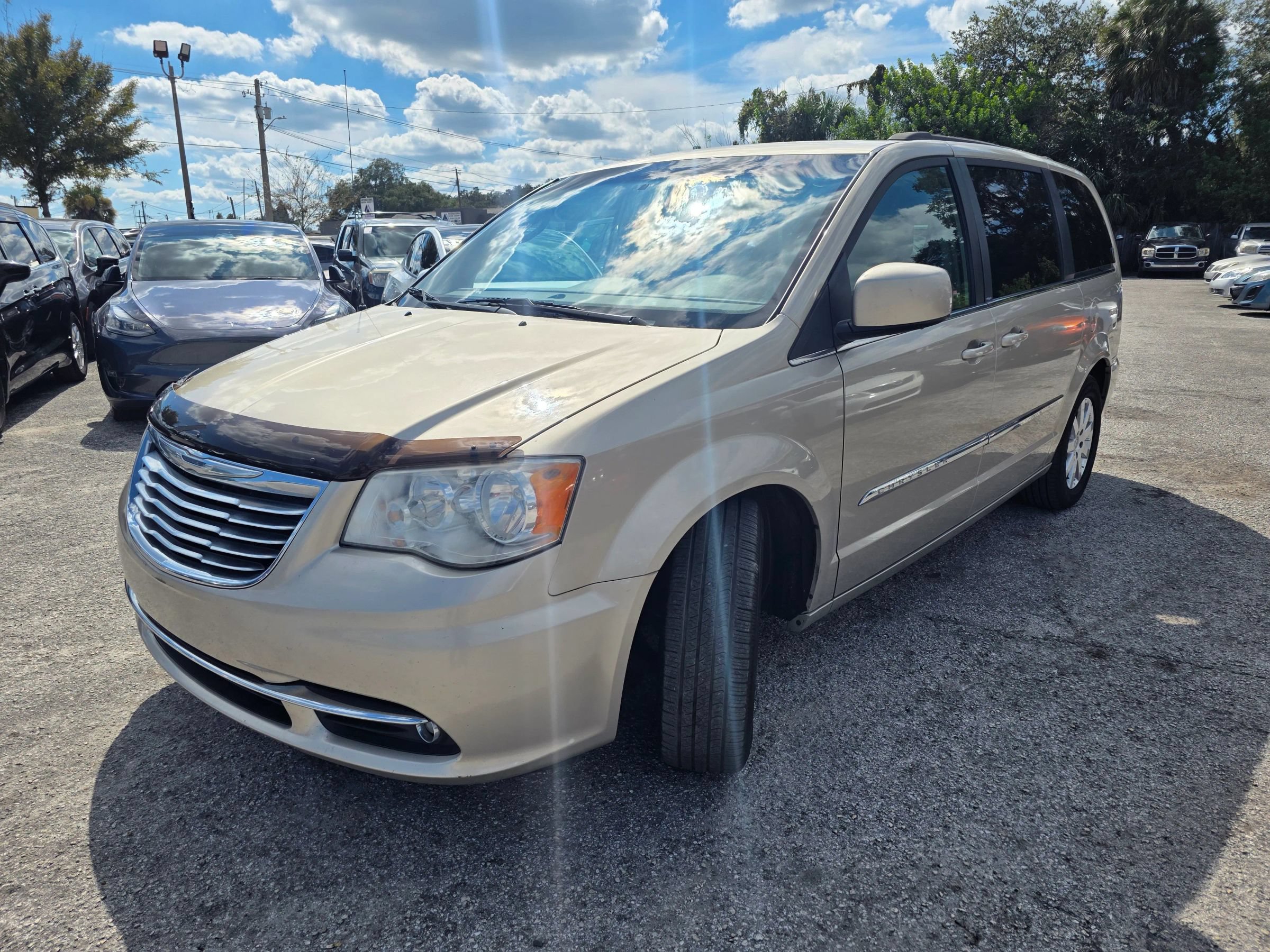 Used 2013 Chrysler Town & Country Touring FWD image 3