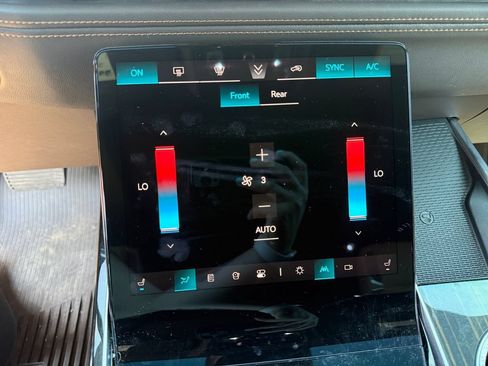 Used 2025 Cadillac Escalade Premium Luxury AWD/4WD image 31