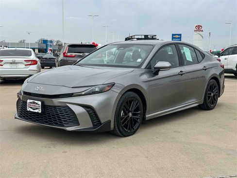 Used 2025 Toyota Camry SE image 7