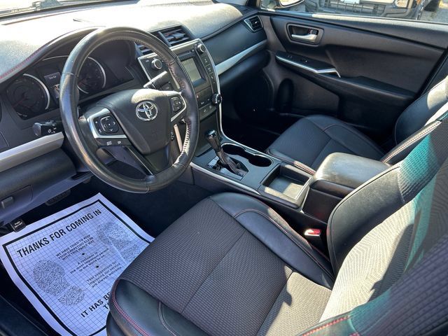 Used 2017 Toyota Camry SE w/ Moonroof Package FWD image 13