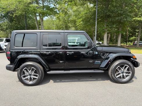 Used 2024 Jeep Wrangler Unlimited w/ Convenience Group AWD/4WD image 7
