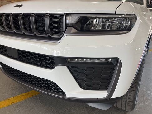 New 2026 Jeep Grand Cherokee L Limited w/ Limited Altitude Package AWD/4WD image 11