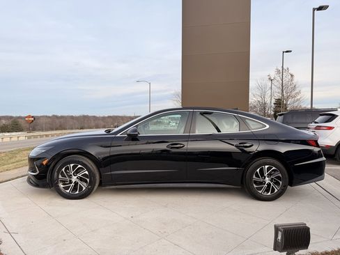 Used 2023 Hyundai Sonata Blue image 2