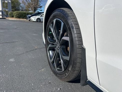 Used 2025 Toyota Sienna Platinum image 11