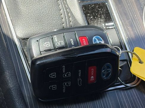 Used 2023 Toyota Sienna Platinum FWD image 12