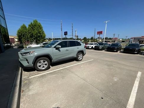 Used 2019 Toyota RAV4 XLE w/ Convenience Package FWD image 15