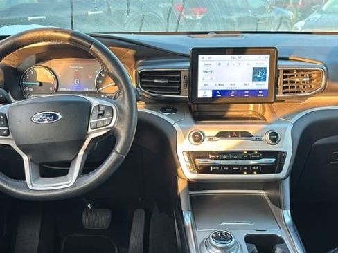 Used 2022 Ford Explorer XLT w/ Equipment Group 202A AWD/4WD image 7