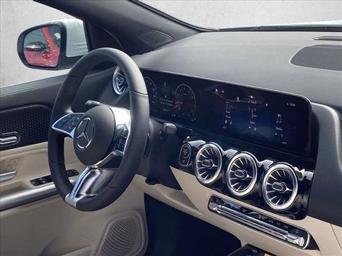 Certified 2025 Mercedes-Benz GLA 250 image 25