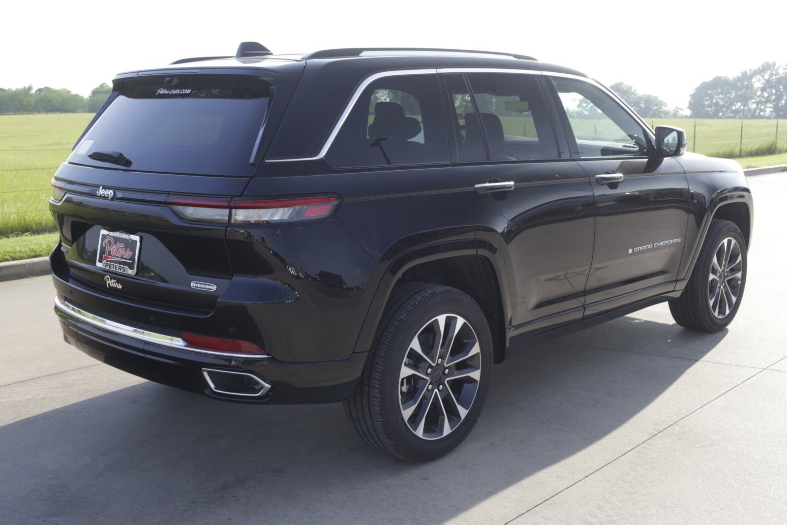 New 2022 Jeep Grand Cherokee Overland w/ Luxury Tech Group IV AWD/4WD image 3