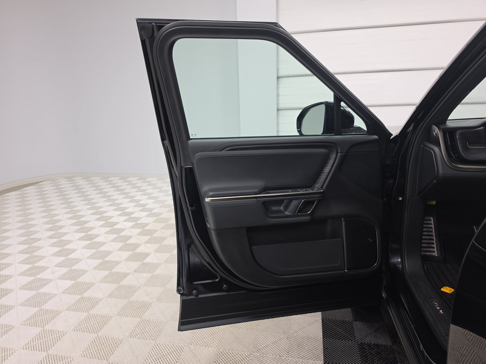 Used 2023 Rivian R1S Adventure Dual AWD/4WD image 16