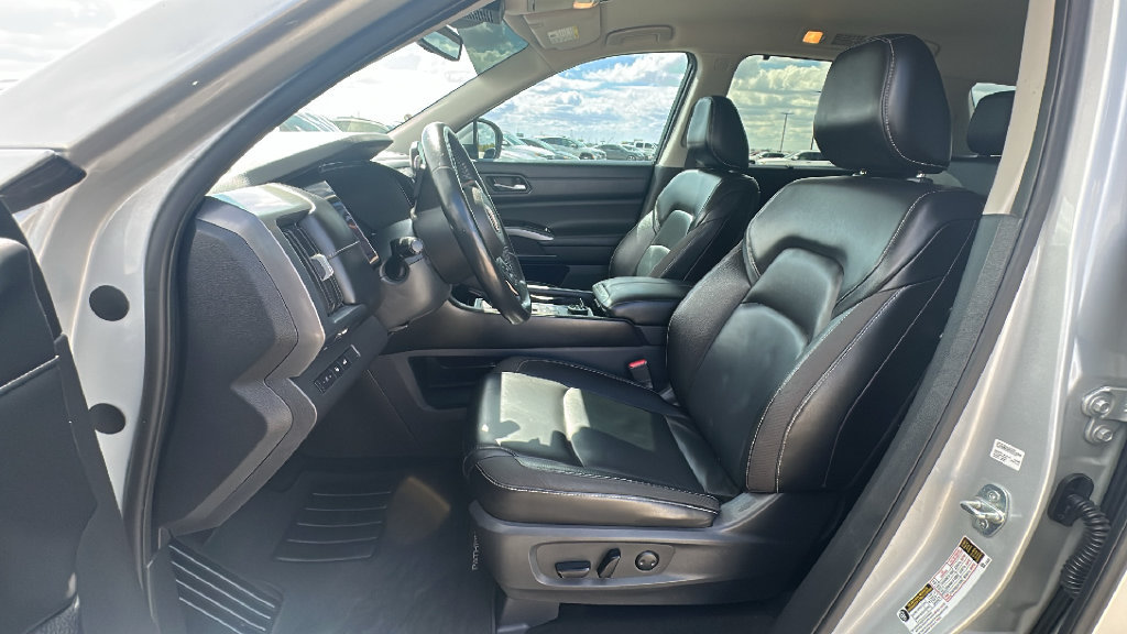 Used 2023 Nissan Pathfinder SL w/ Lighting Package (N92) AWD/4WD image 4