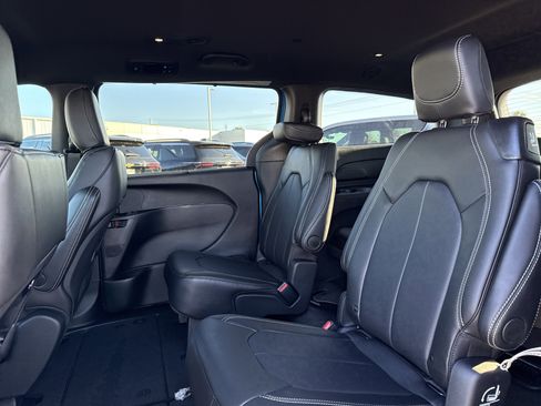 New 2026 Chrysler Pacifica Select image 19