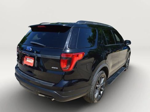 Used 2018 Ford Explorer XLT w/ Equipment Group 202A AWD/4WD image 9