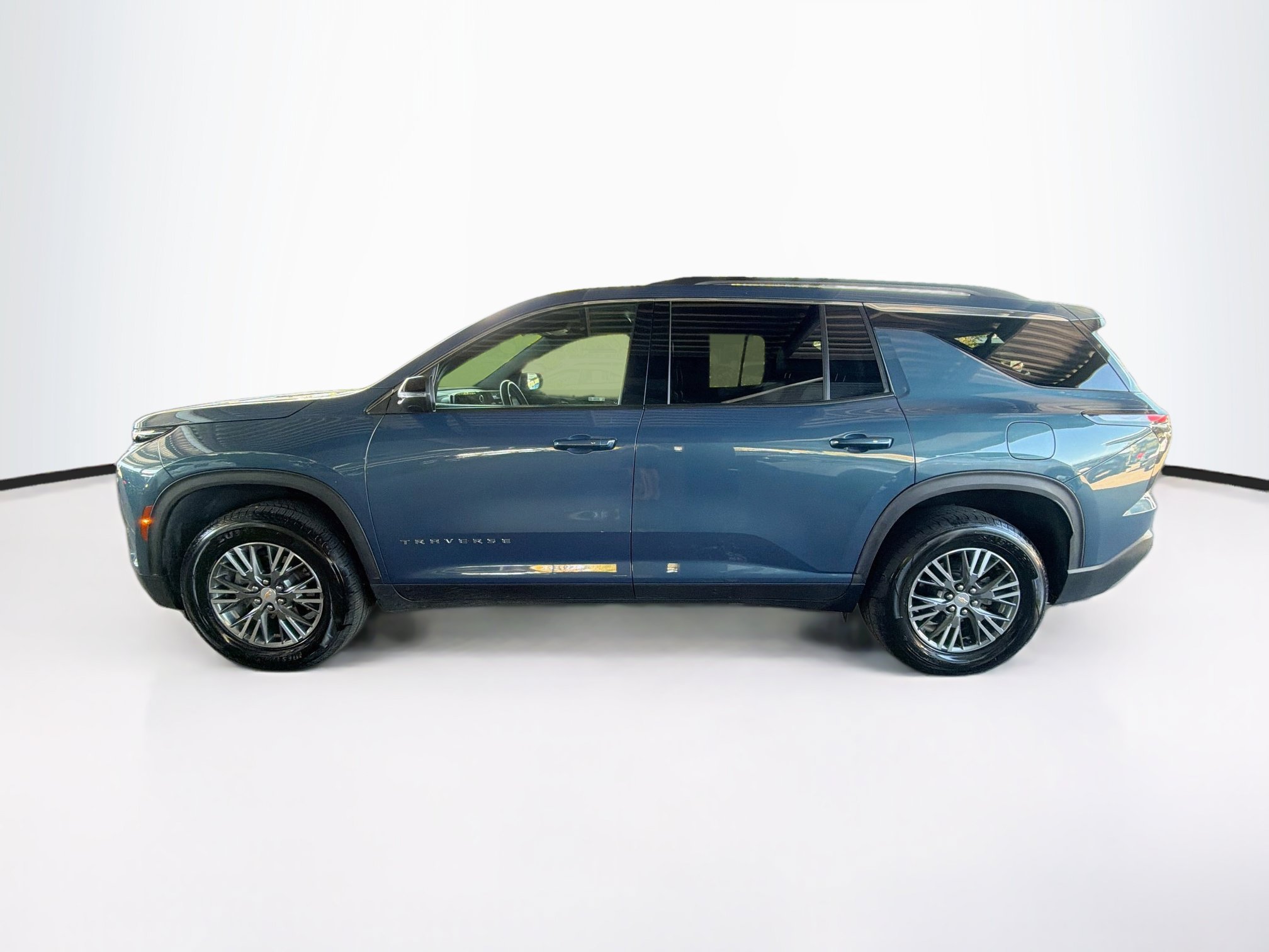 Used 2025 Chevrolet Traverse LT AWD/4WD image 4