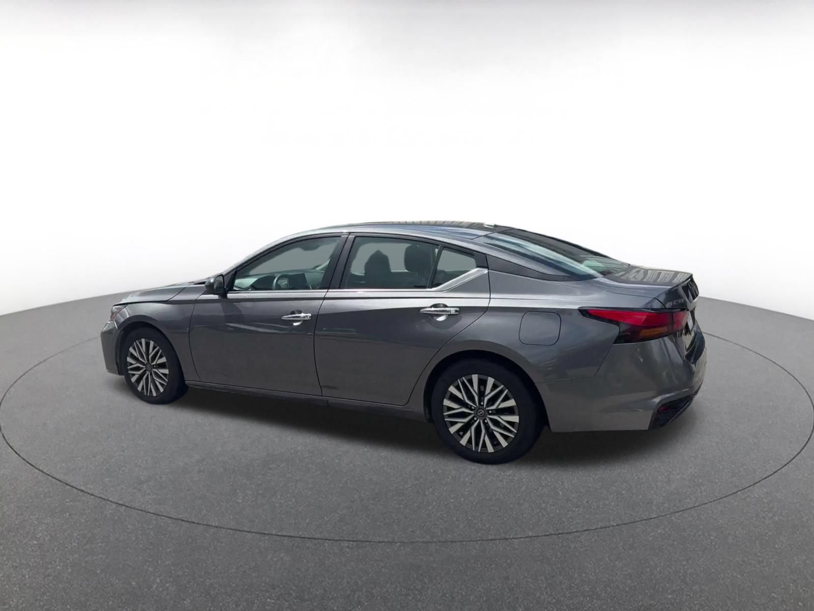 Used 2025 Nissan Altima 2.5 SV FWD image 8