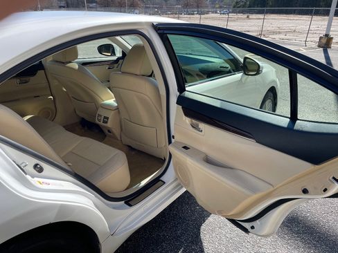 Used 2014 Lexus ES 350 w/ Luxury Package FWD image 19
